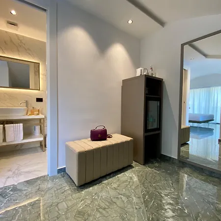 בית הארחה Salemare & 4*